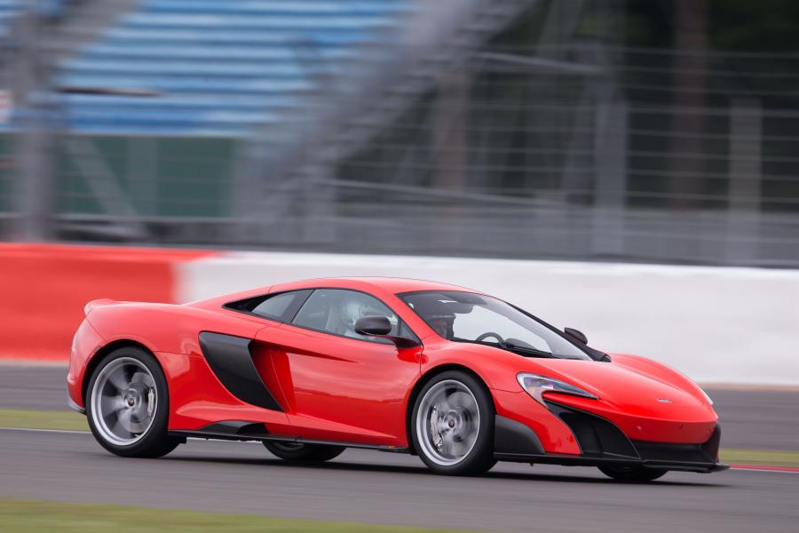  McLaren 675LT 2016 года  (US) (фото 4 из 29)